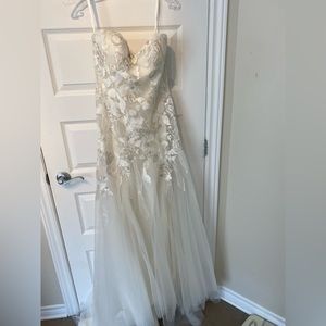 Gorgeous wedding gown never worn
